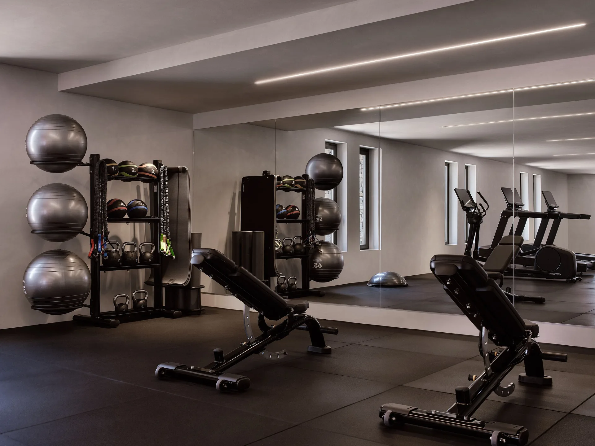 Mirrored Oroséa fitness studio with strength equipment, treadmills and exercise bikes